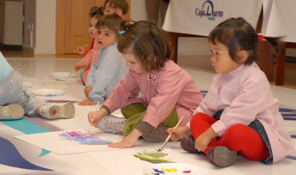 Niños aprendiendo a pintar