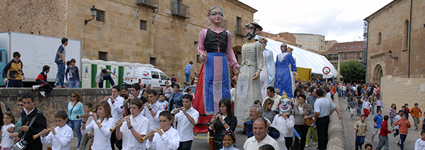 Niño ¿quieres ser gigante o cabezudo?