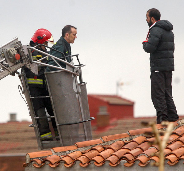 Un preso, dos horas subido en el tejado del centro penitenciario de Soria