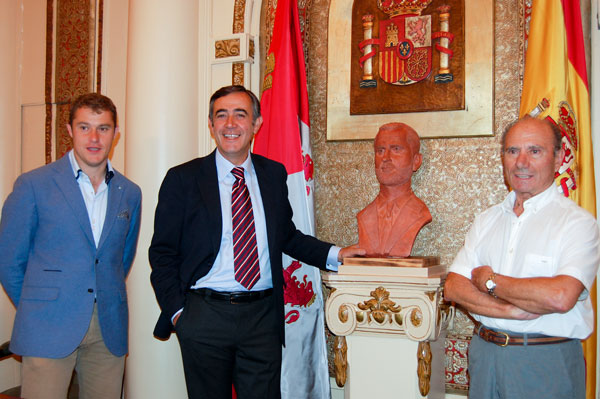 Un busto del rey Felipe VI preside el salón de plenos de la Diputación