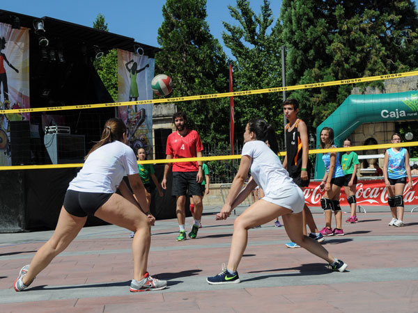 El voleibol toma la plaza Mariano Granados