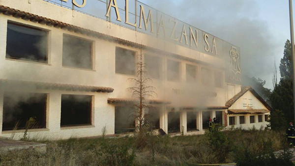 Un incendio calcina una ex-fábrica de muebles de Almazán