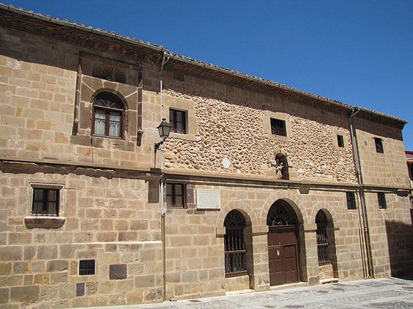 Placa para recordar la marcha de Teresa de Jesús tras fundar el convento carmelita