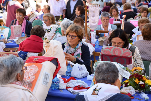 El arte del encaje de bolillos concentra a 250 personas en Soria