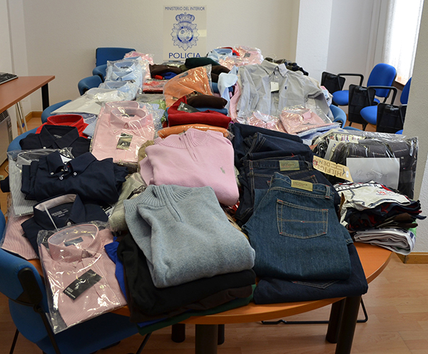 Detenidos los dueños de tres puestos del mercadillo de Soria por vender ropa falsificada
