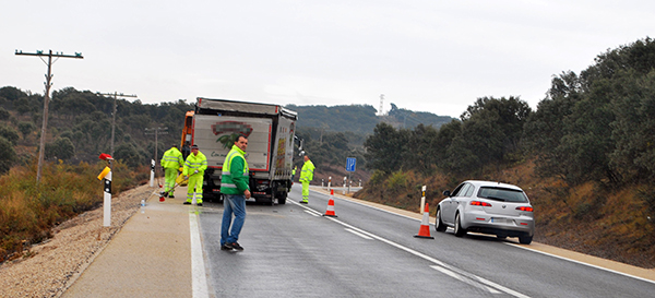 El vuelco de un camión obliga a cortar un carril de la N-122 en Valdegeña