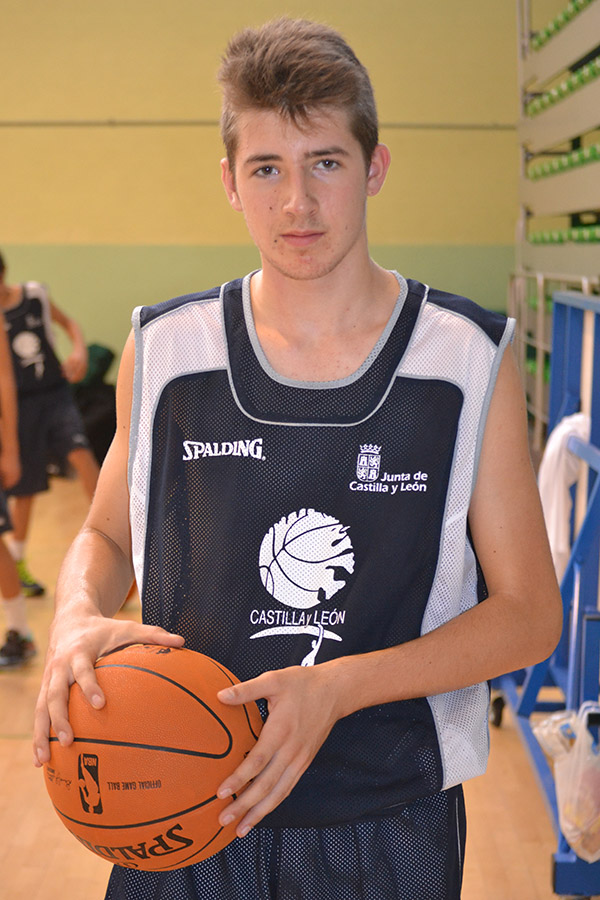 Hugo García, con la selección infantil de baloncesto de Castilla y León