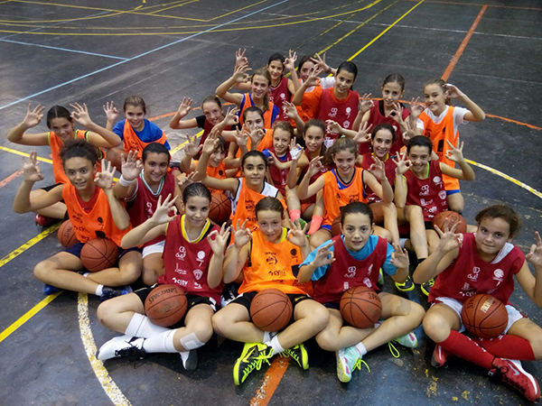 Una jugadora del FDR Basket y los entrenadores, con la selección de Castilla y León