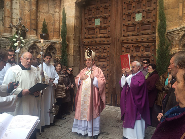El obispo de Osma Soria abre la Puerta Santa de la catedral de El Burgo de Osma