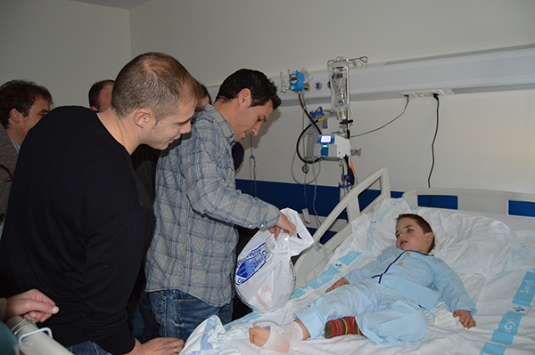 El Numancia visita a los niños ingresados en el hospital