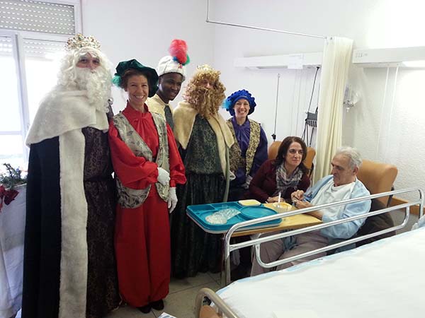 Los Reyes Magos visitan a los enfermos de los hospitales