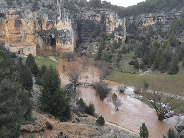 El Duero se desborda en Salduero e inunda viviendas