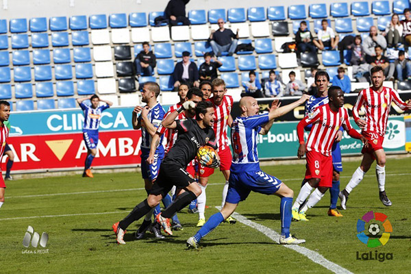 El Alavés aguanta el liderato de la Liga Adelante