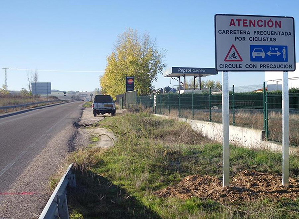 La Junta coloca 400 señales para advertir a los conductores de la presencia de ciclistas
