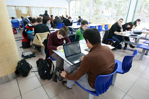 Docentes del campus de Soria analizan el comportamiento lingüístico en las redes sociales de los estudiantes 