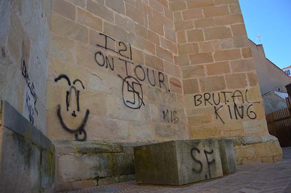 El ábside de La Mayor, ensuciado por pintadas