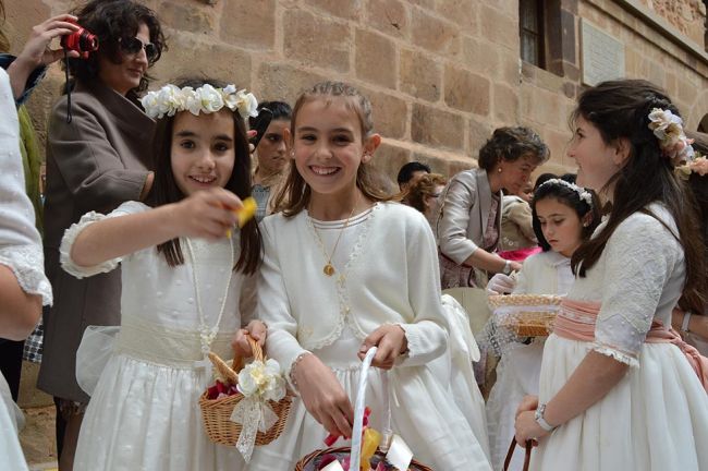 Doscientos niños participan en la procesión del Corpus Christi