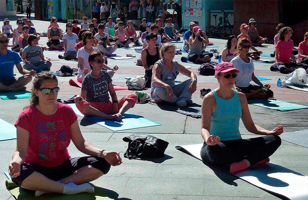 Yoga en el alto de la dehesa para celebrar el Día Internacional