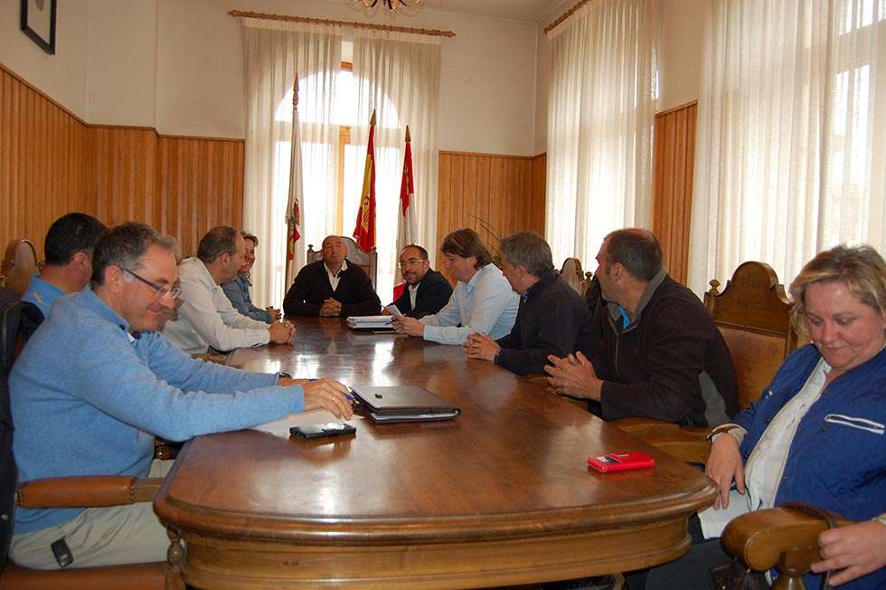La Diputación explica la estación de esquí alpino a los alcaldes de Pinares
