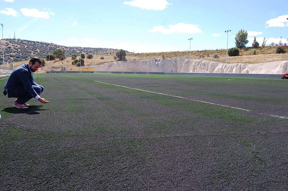 El Ayuntamiento construirá vestuarios para el campo de hierba artificial de Los Pajaritos