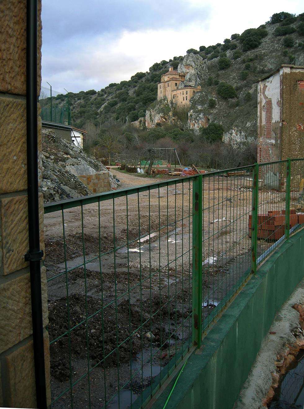 ASDEN denuncia una construcción ilegal enfrente de la ermita de San Saturio