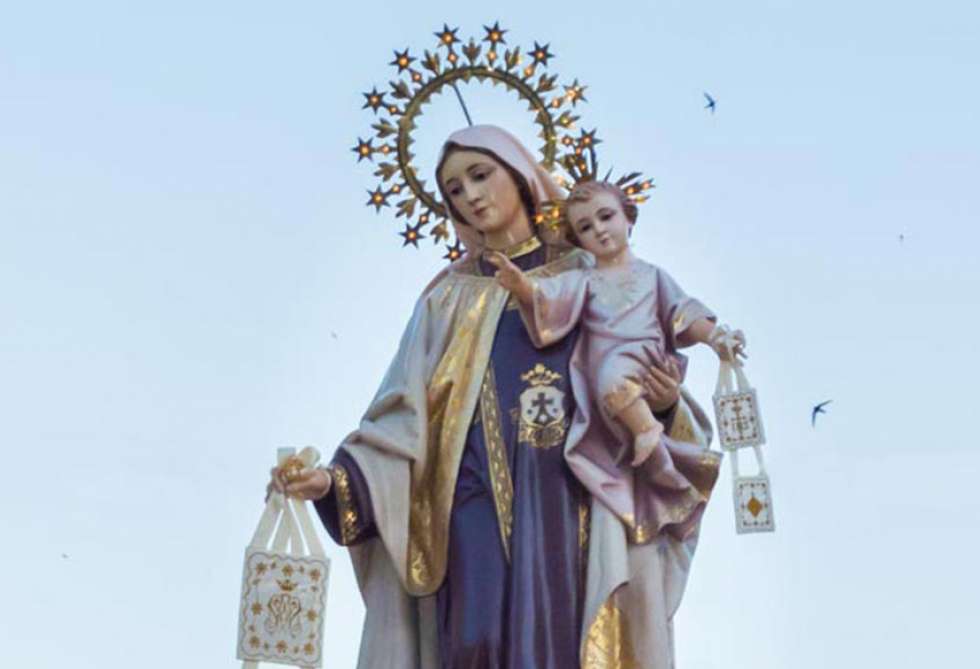 Centenares de devotos, con la Virgen del Carmen