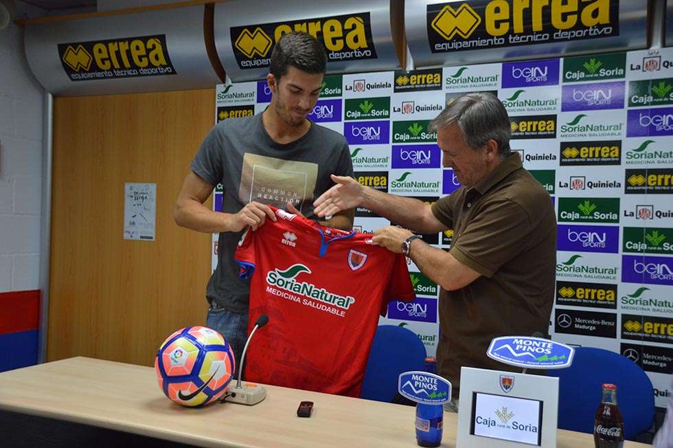 Carlos Gutiérrez ficha por el Numancia para consolidarse como futbolista en Segunda