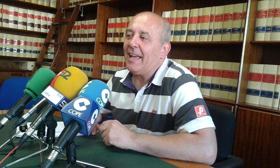 García (IU) acusa al alcalde de utilizar la táctica del calamar en el mercado de abastos