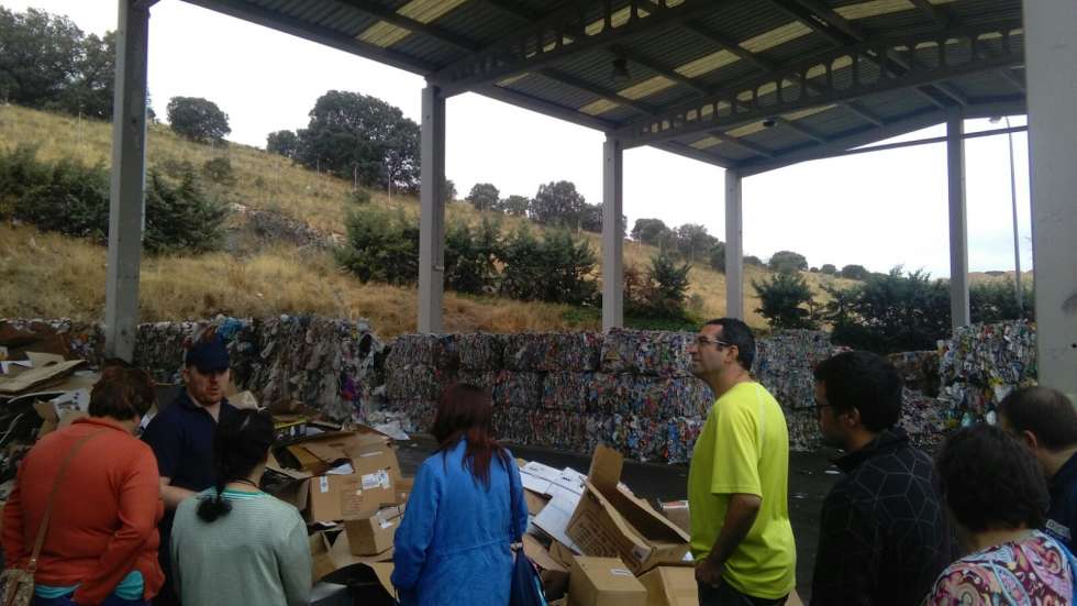 Usuarios de Asovica Fadess refuerzan formación en reciclaje de residuos con visita a Ecoembes