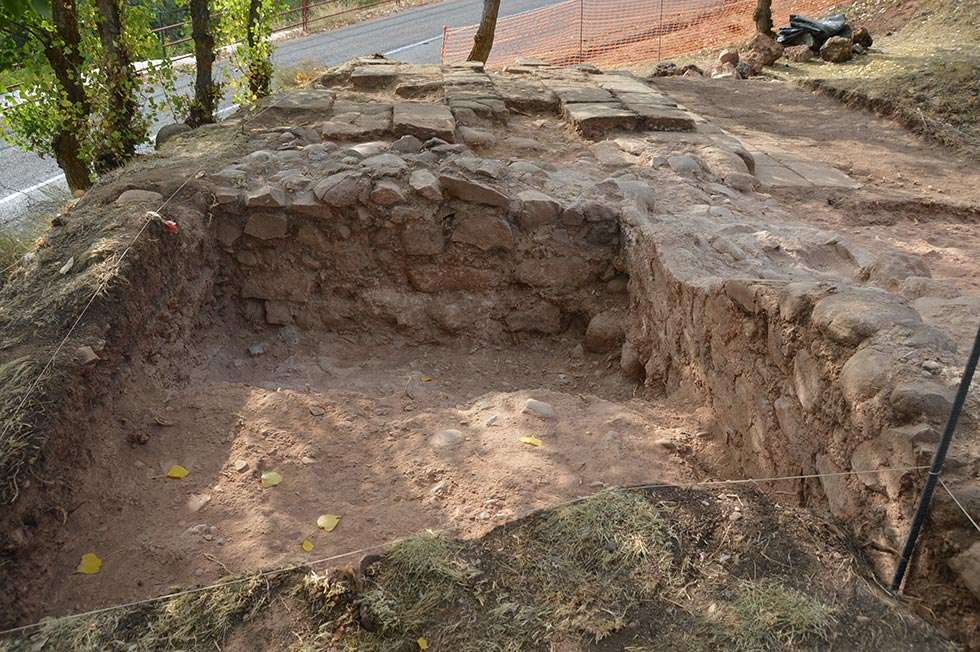 La iglesia de San Martín de la Cuesta se vislumbra en la subida del castillo