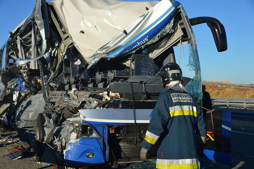 Grave accidente en la A-15 entre un autocar de línea y un camión articulado