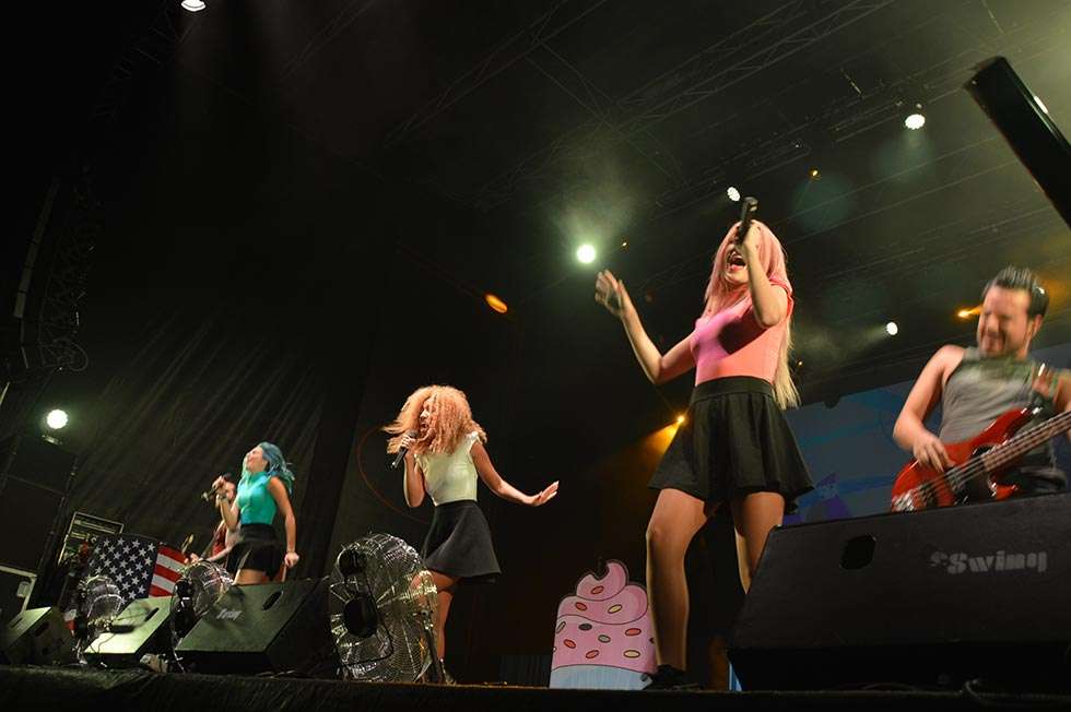 Sweet California trasmite energía en las fiestas de San Saturio