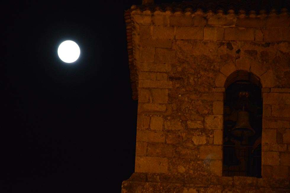 La superluna llama la atención de los sorianos