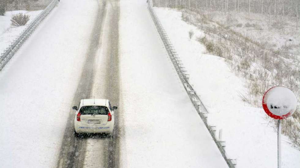 Llega la nieve y debe tomar precauciones en la carretera