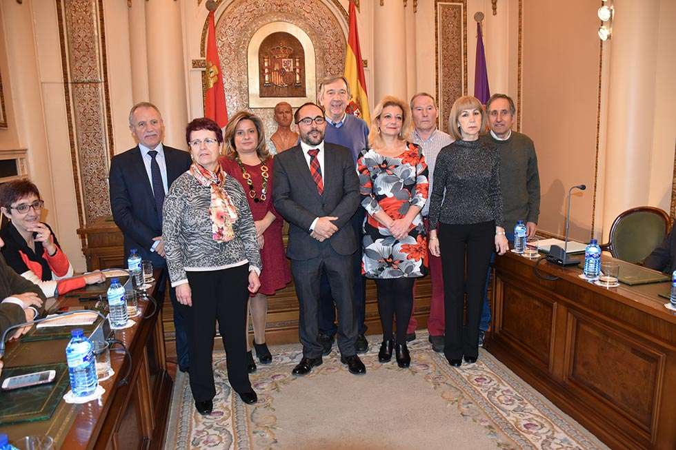 La Diputación homenajea a ocho trabajadores 