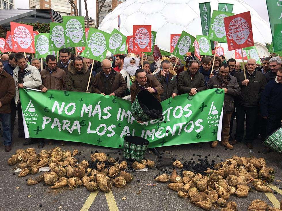 Cuatrocientos agricultores de Castilla y León regalan carbón a Montoro