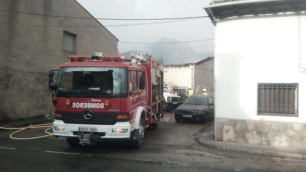 El fuego calcina dos viviendas en Santa María de las Hoyas