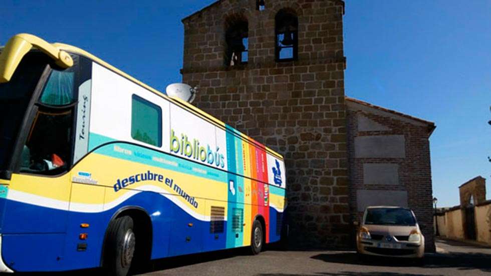 Treinta bibliobuses llegan a 1.700 pueblos de Castilla y León