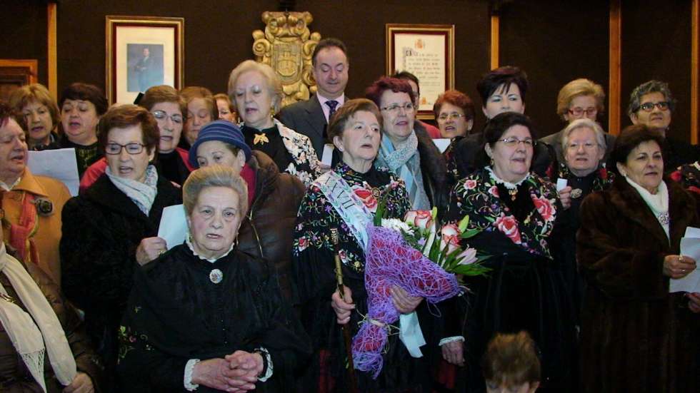 El alcalde burgense recibe una representación de las mujeres en las Águedas