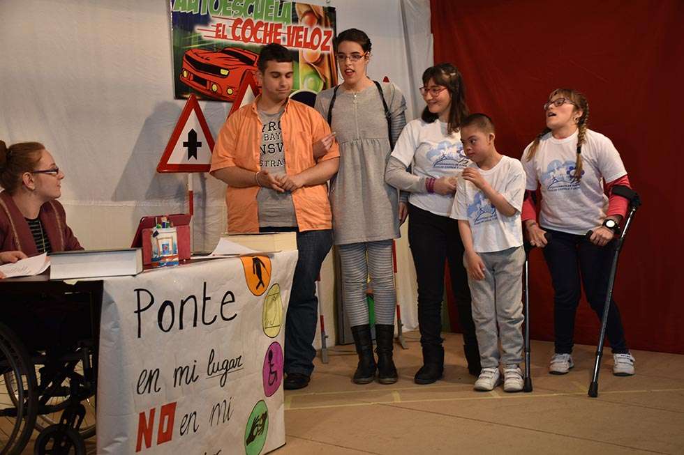 Los alumnos del colegio Santa Isabel reciben el premio del concurso de Educación Vial