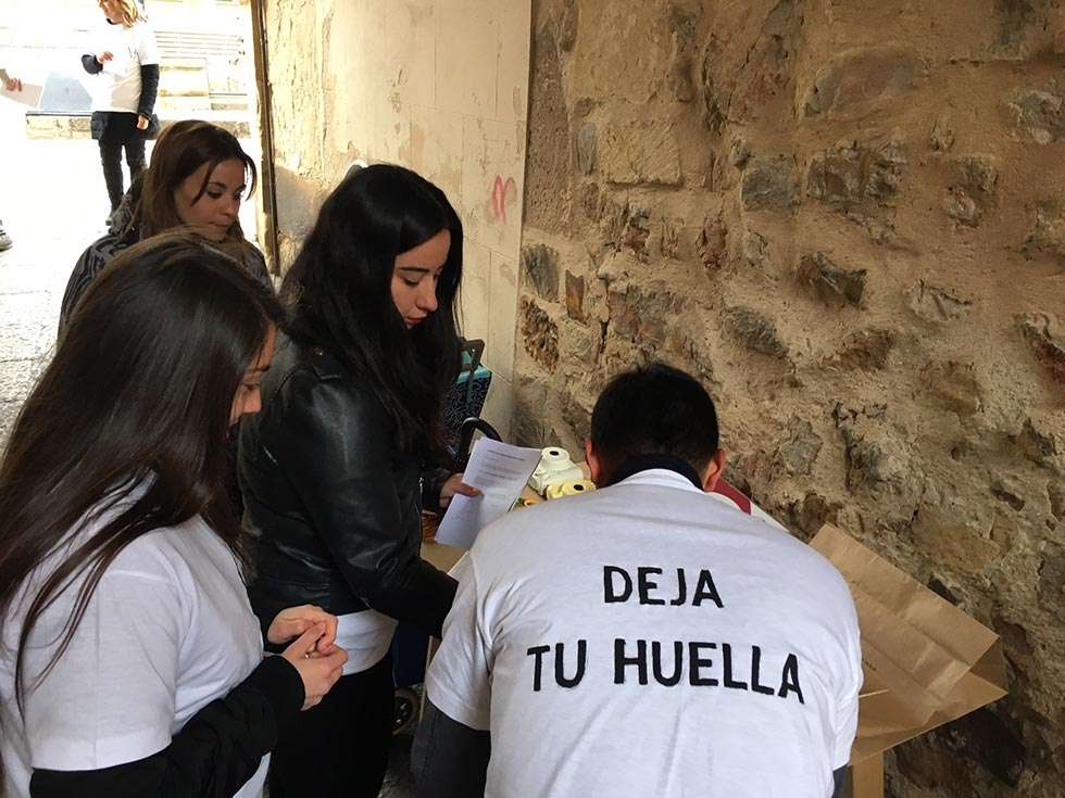 Los vecinos del casco viejo dejan "su huella" para mejorar el barrio en un photocall