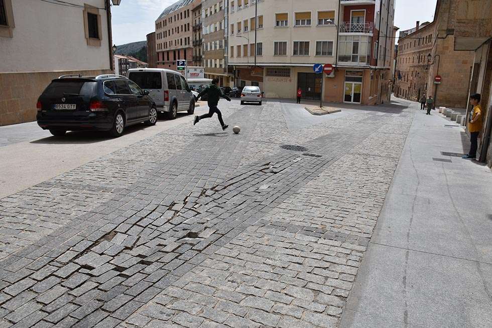 Los adoquines se levantan en la entrada del parking del nuevo mercado