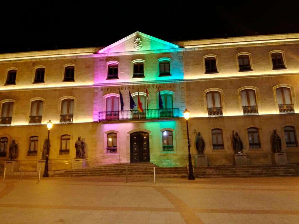 la fachada del Palacio provincial tiene luz propia