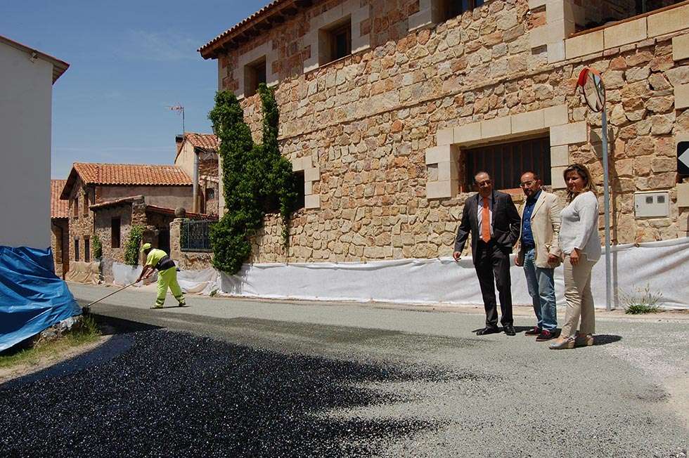 Rey conoce las obras de Planes en Nolay, Castilfrío de la Sierra y Velilla de la Sierra