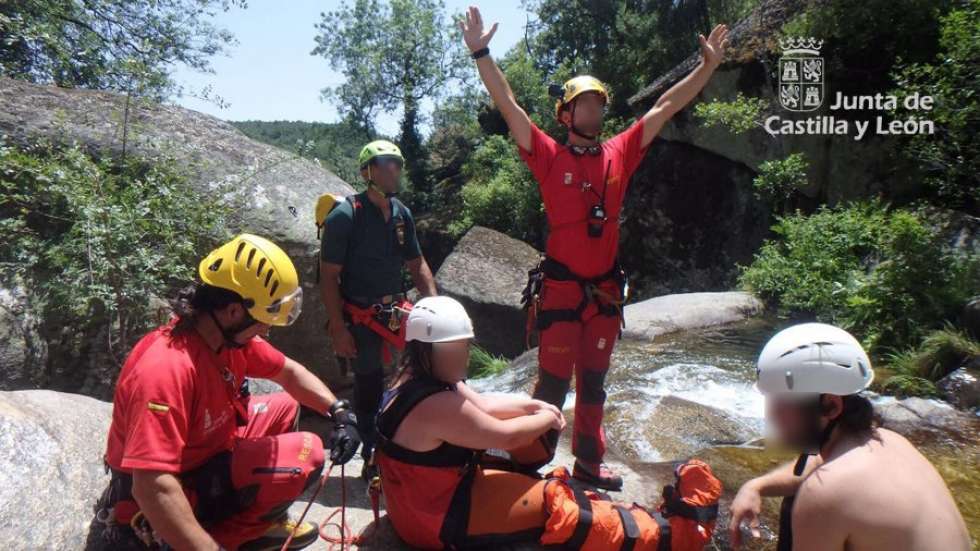 El Grupo de Rescate de Protección Civil evacua a una herida en el Barranco de Arbillas