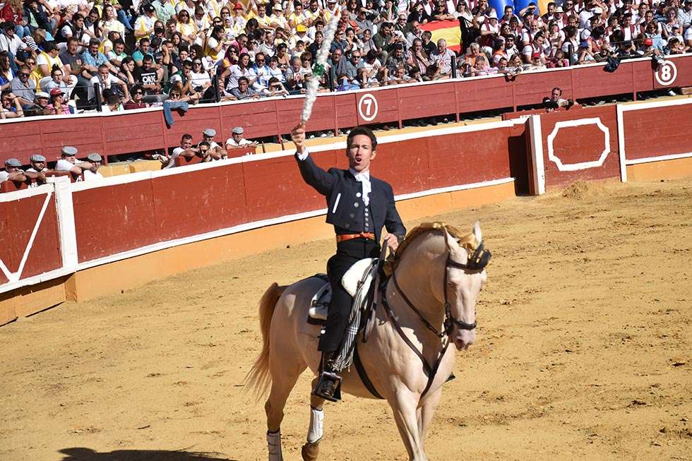 Cuatro orejas para el rejoneador Leonardo Hernández