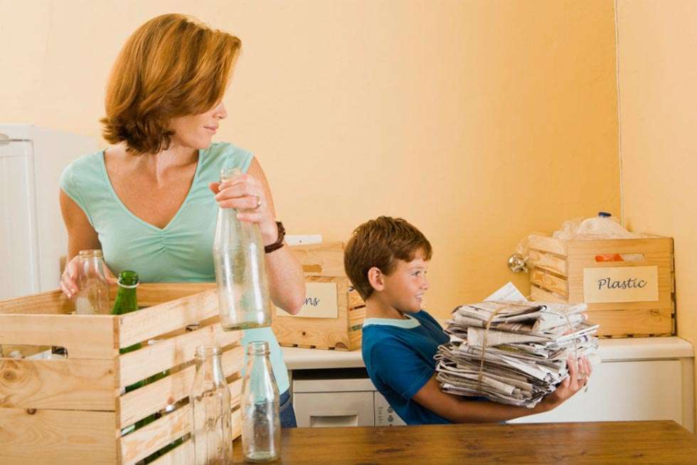 Las madres se responsabilizan más del reciclaje en los hogares