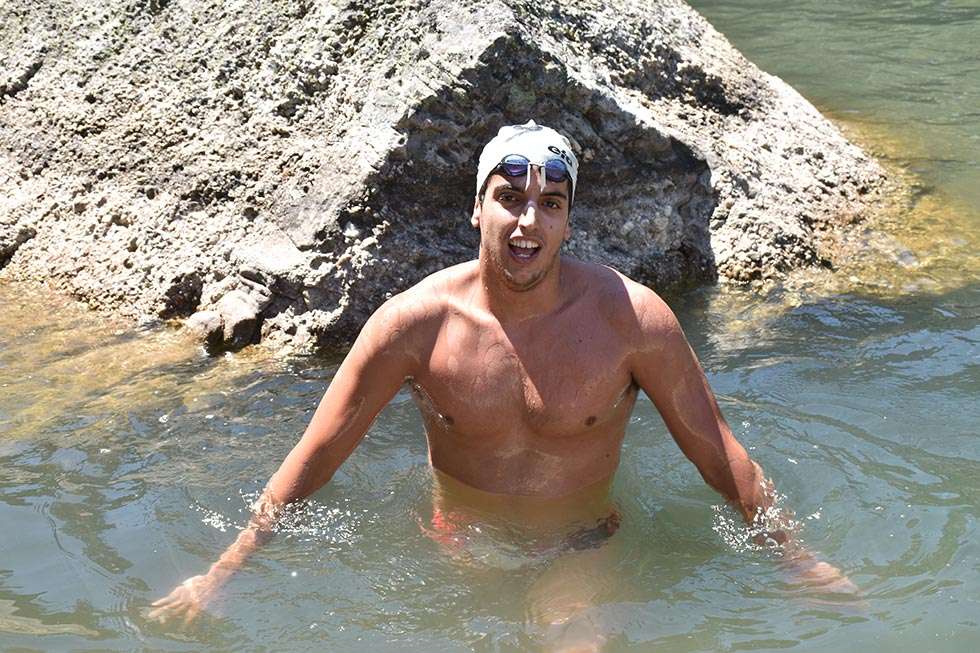 Iván San Ginés vuelve a ganar la travesía a nado de la Laguna Negra