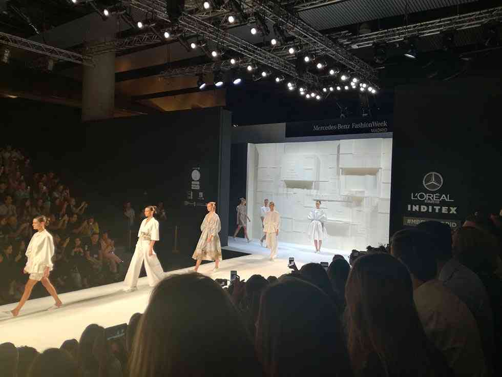 Lola Glamour enseña sus muebles en el desfile en la Madrid Fashion Week