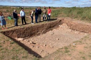 La excavación arqueológica en Ciadueña descubre una calle empedrada